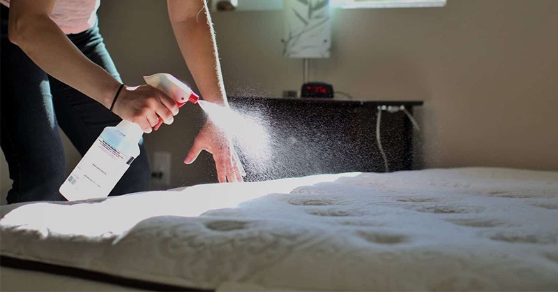 Mẹo làm sạch đệm không cần giặt, bụi bẩn tự bung ra hết