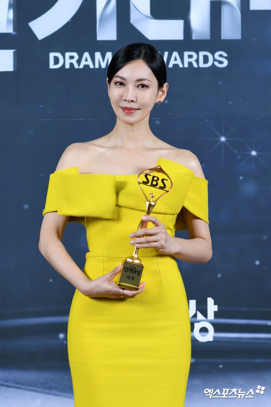 Kim So Yeon chủ yếu diện Shbet999 com đăng nhập thảm đỏ màu trung tính nhưng cũng đổi gió với những lựa chọn Shbet999 com đăng nhập tươi tắn như váy tông màu vàng hay hồng san hô.    