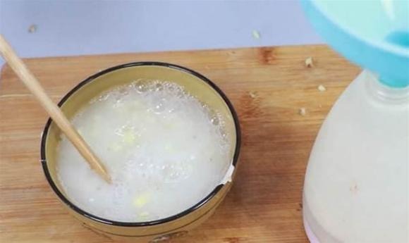 Một công dụng tuyệt vời khác của dung dịch này là làm sạch cặn vôi trên vòi nước, đặc biệt là ở bếp và phòng tắm, nơi nước cứng dễ tạo lớp cặn bám. 