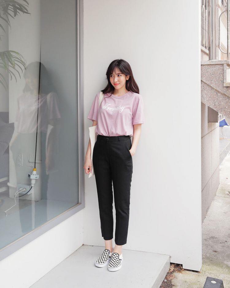 Màu đen luôn là biểu tượng của sự trường tồn và tinh tế, và quần dài đen chính là món đồ kinh điển mà mọi phụ nữ nên sở hữu. 
