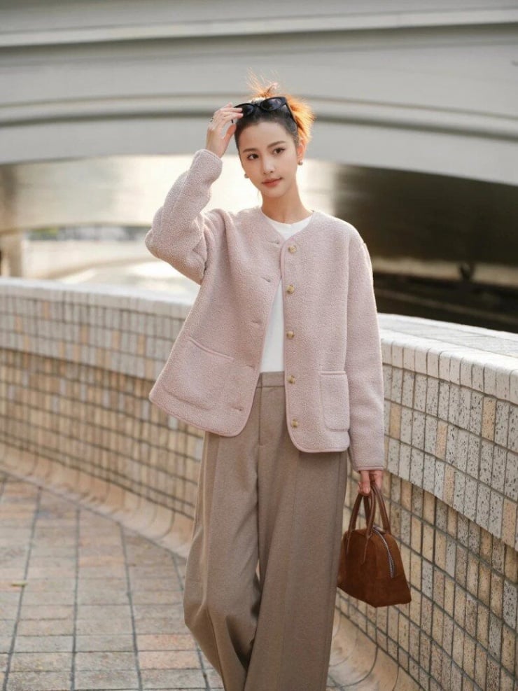 Không phải là trench coat hay áo dệt kim, áo khoác lông cừu mới chính là món đồ được yêu thích trong mùa lạnh năm 2024.  