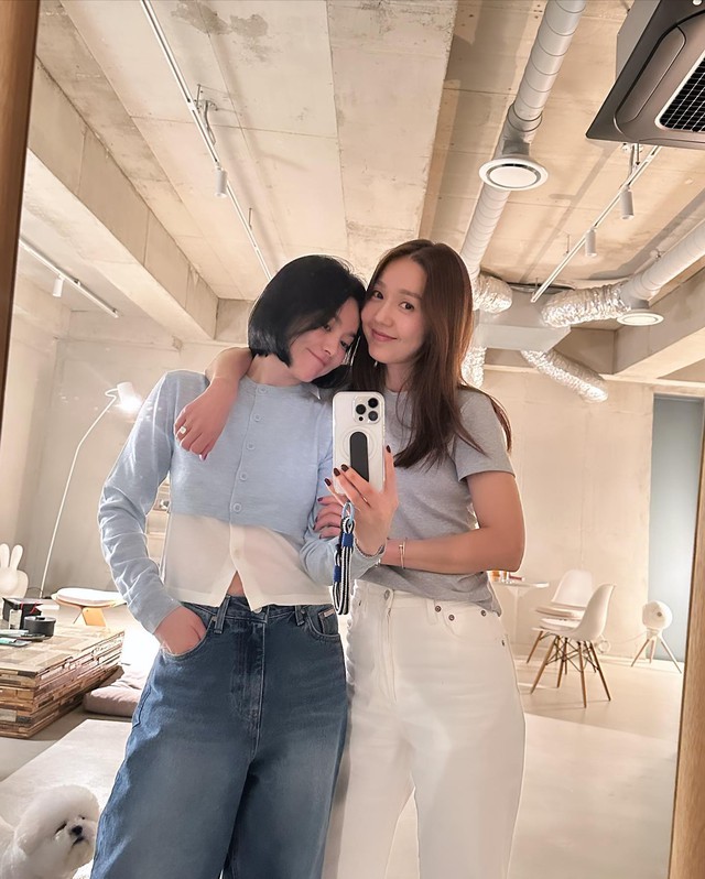 Khi kết hợp cùng quần jeans xanh và mẫu áo lửng, cô không cần sơ vin mà vẫn giữ được dáng cao ráo, thanh thoát.