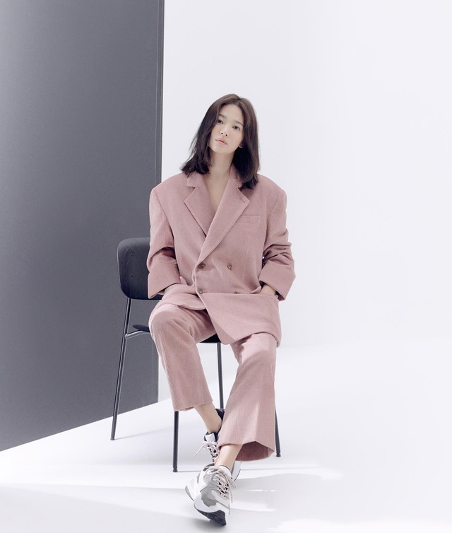 Bộ suit màu hồng đất mang lại sự trẻ trung và ngọt ngào, đồng thời vẫn toát lên vẻ thanh lịch, tao nhã