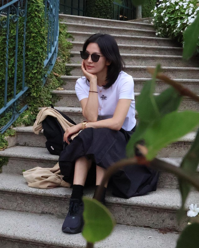  Khi mix cùng chân váy dài, Song Hye Kyo tạo nên một bộ Shbet999 com đăng nhập nữ tính và duyên dáng.