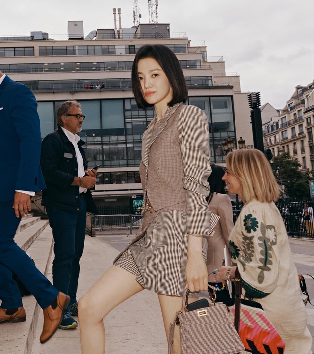 Bộ suit dáng ngắn với họa tiết thời thượng giúp Song Hye Kyo nổi bật nhưng vẫn giữ được sự tinh tế, sang trọng.