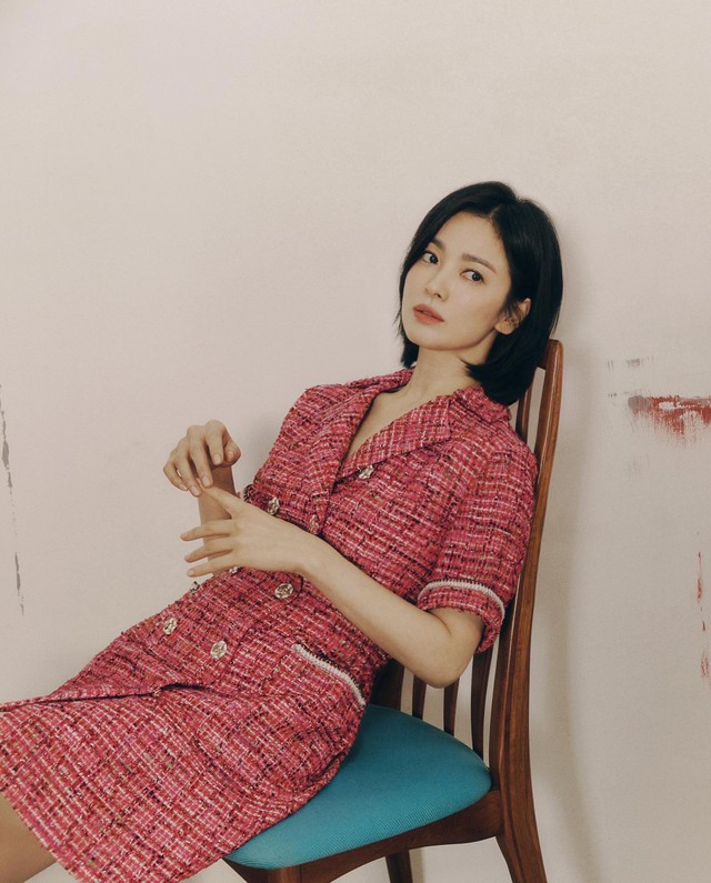 Váy vải tweed tông màu hồng nhẹ nhàng, nữ tính nhưng vẫn rất sang trọng. Đây là mẫu váy lý tưởng để diện công sở hay dạo phố. 