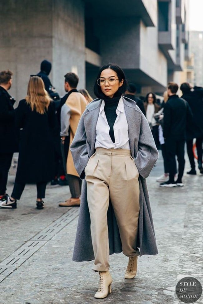 Áo cổ lọ không chỉ phù hợp với các set đồ casual, mà còn có thể trở thành lựa chọn hoàn hảo cho các cô nàng công sở. 