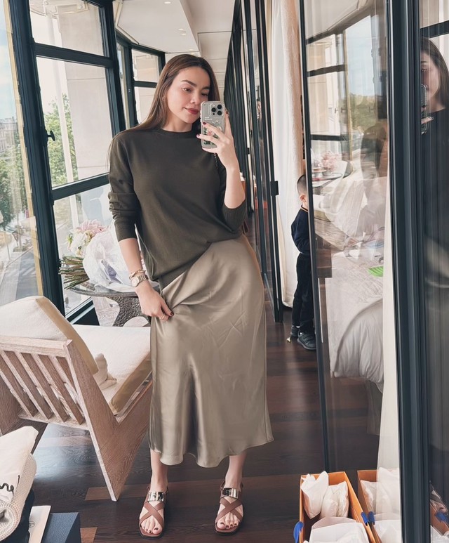 Một mẹo đơn giản là sơ vin nửa vạt áo để tôn dáng và tạo cảm giác thanh thoát, giúp bạn trông thời thượng mà không mất quá nhiều thời gian.