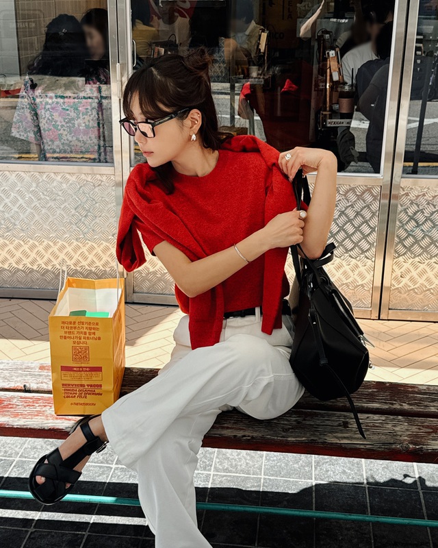 Kết hợp áo len đỏ với quần ống suông màu trắng tạo nên bộ Shbet999 com đăng nhập sang trọng.