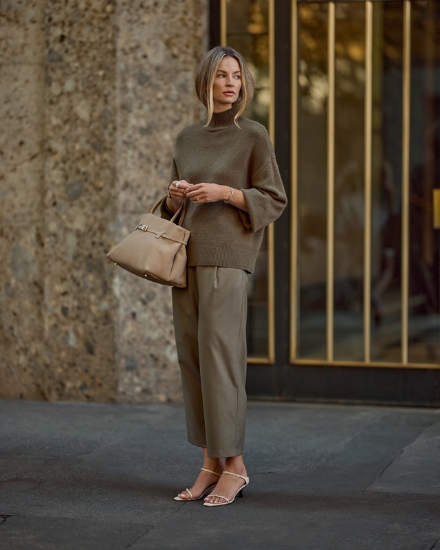 Sự kết hợp đơn giản nhưng không kém phần nổi bật giữa áo len oversized và quần âu ống đứng là lựa chọn lý tưởng cho môi trường công sở. 