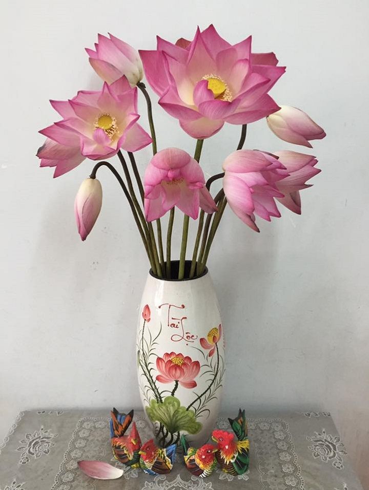 Dù sống ở nơi bùn lầy nhưng hoa sen không bị mất đi sự tinh khiết, trang nhã.