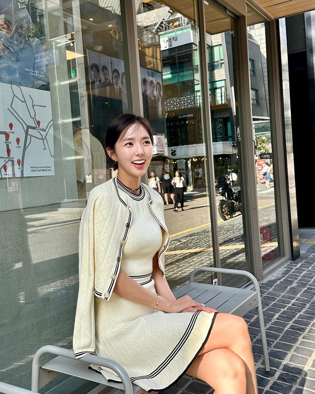 Khi đi chơi, cô kết hợp áo gile len + cardigan mỏng và chân váy ngắn, thể hiện sự trẻ trung và năng động, đồng thời tôn dáng hiệu quả.    