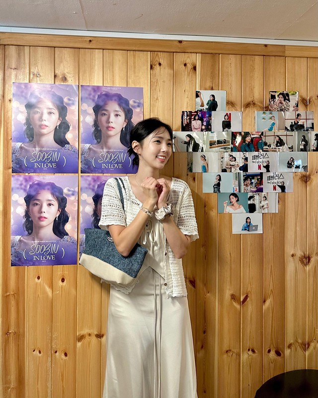 Chae Soo Bin dịu dàng, nữ tính với bộ váy đan móc, tóc búi thấp tạo thêm phần quyến rũ.    