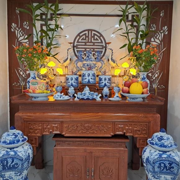 Khi thắp hương, nên mở hết các cửa và bật đèn sáng nếu trời tối để không gian thông thoáng. 