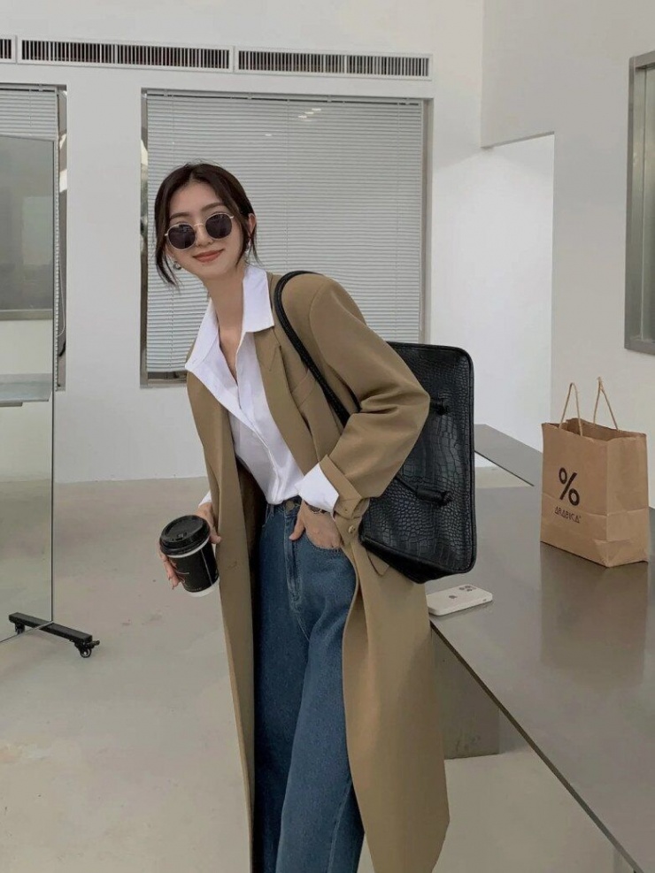  Khi kết hợp áo khoác dáng dài màu be hoặc kaki với áo sơ mi trắng và quần jeans dáng thẳng, bạn sẽ có ngay một bộ Shbet999 com đăng nhập hoàn hảo cho môi trường công sở.