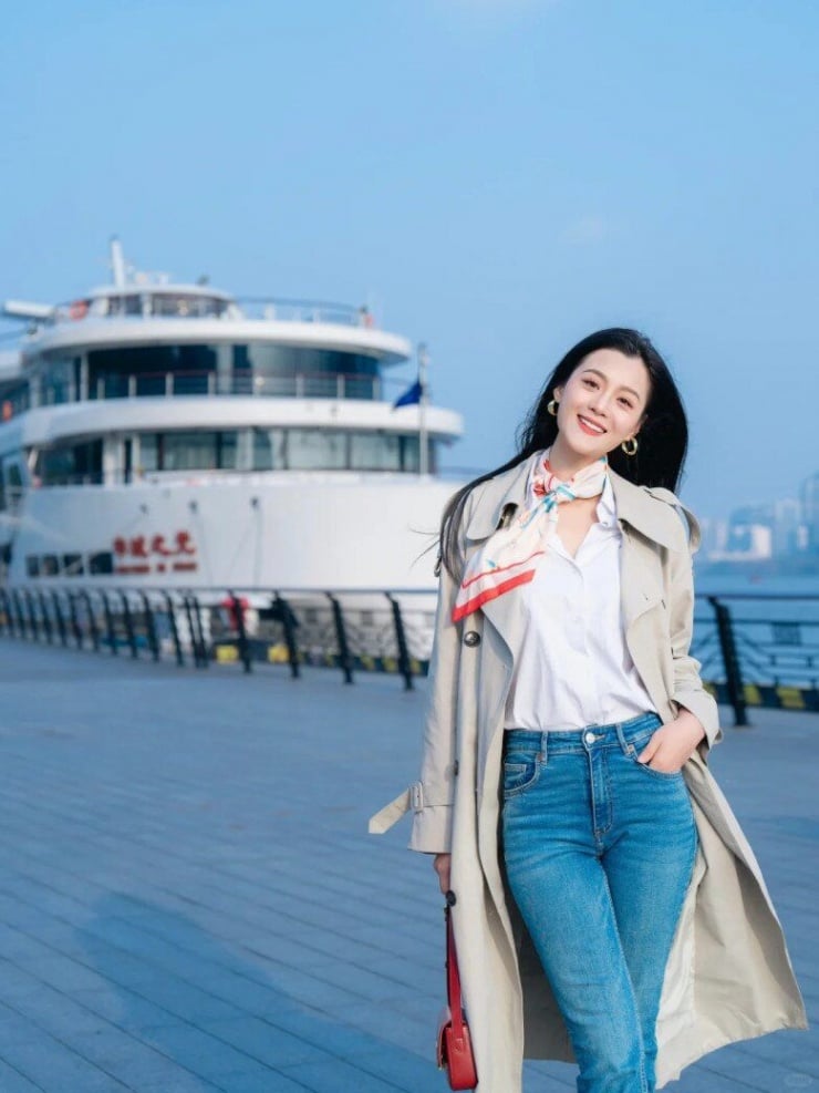 Sơ mi trắng không bao giờ lỗi mốt, giúp tổng thể Shbet999 com đăng nhập trở nên tươi sáng và thanh lịch hơn.