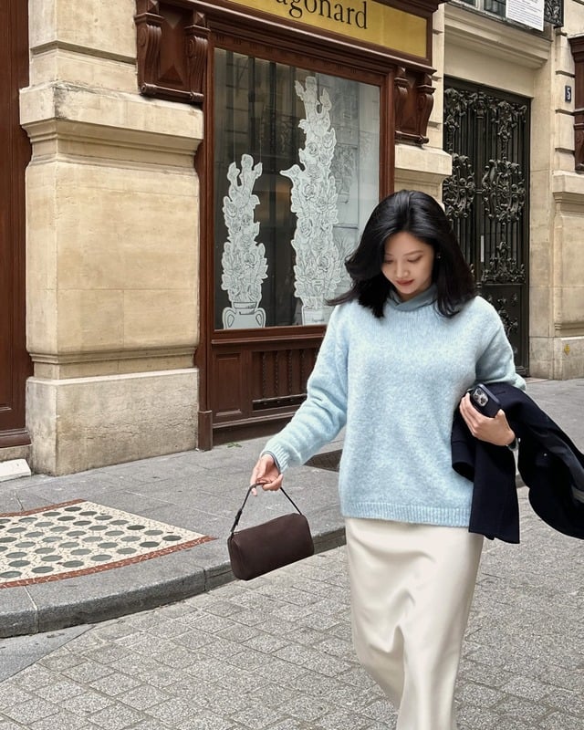 Sự kết hợp giữa màu xanh pastel và trắng lụa tạo nên bộ Shbet999 com đăng nhập tươi tắn, trẻ trung.