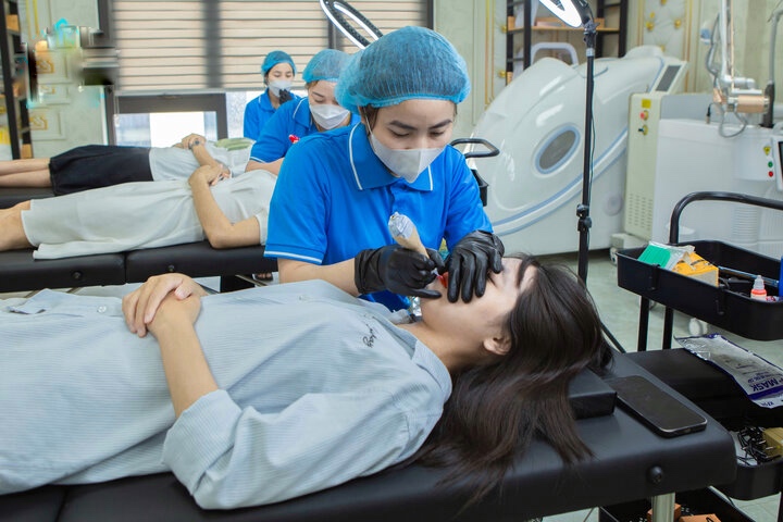Nhu cầu làm đẹp ngày càng cao đồng nghĩa với việc tạo ra nhiều cơ hội việc làm cho các chuyên gia chăm sóc sắc đẹp. 
