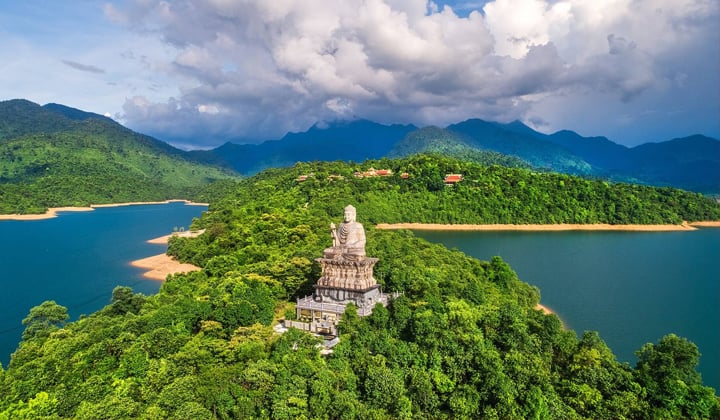 Du khách có thể trải nghiệm dịch vụ thuyền trên hồ Truồi để đến Thiền viện Trúc Lâm Bạch Mã, một chặng hành trình vừa giúp thư giãn, vừa mở ra cơ hội tìm hiểu về dòng thiền Trúc Lâm Yên Tử nổi tiếng
