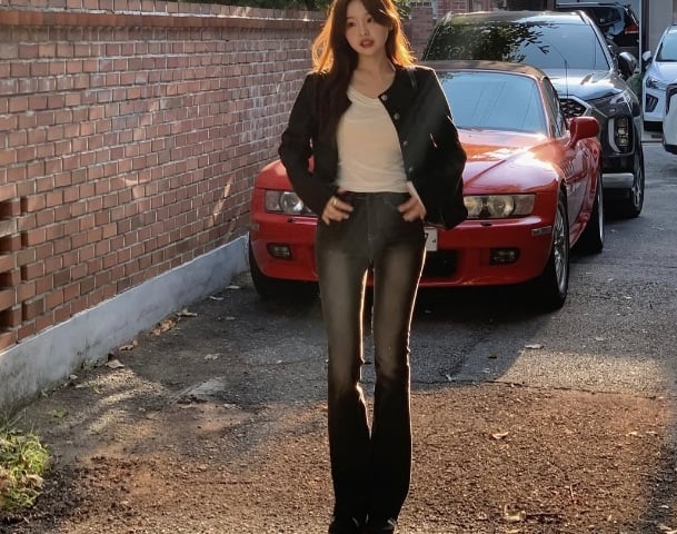 Phối áo crop top hoặc áo khoác lửng cùng quần ống rộng hoặc chân váy dài là cách tạo ảo giác về chiều cao rất hiệu quả. 