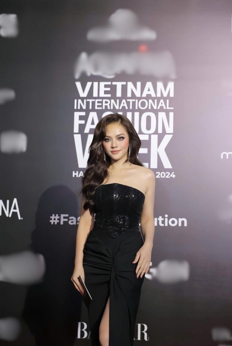 Thu Quỳnh không ngần ngại diện váy cúp ngực hoặc xẻ tà sâu, khoe bờ vai thanh mảnh và Mừng SHBET phiên bản mới 2025 trắng mịn.