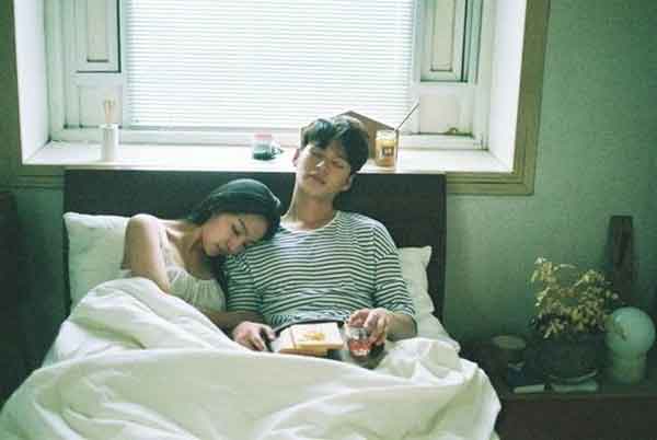 Trong khi đó thì đàn ông chẳng yêu vợ thì họ không hề quan tâm đến cảm xúc của vợ, mà lo thỏa mãn bản thân mình. (ảnh minh họa)
