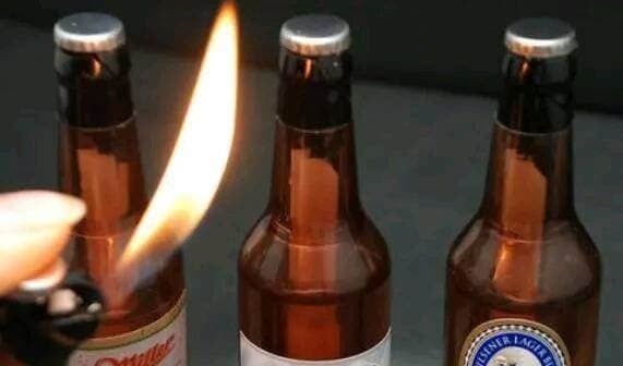 Bạn có biết rằng sự chênh lệch áp suất giữa bên trong và bên ngoài chai bia khiến nắp khó mở?
