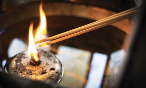 Thắp ba nén hương là một tập quán lâu đời trong văn hóa tâm linh, mang ý nghĩa sâu xa và phong phú.