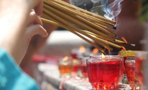 Giữa nhịp sống hiện đại đầy áp lực, nhiều người trẻ tìm đến chùa chiền, đền miếu để tìm kiếm sự bình yên trong tâm hồn.