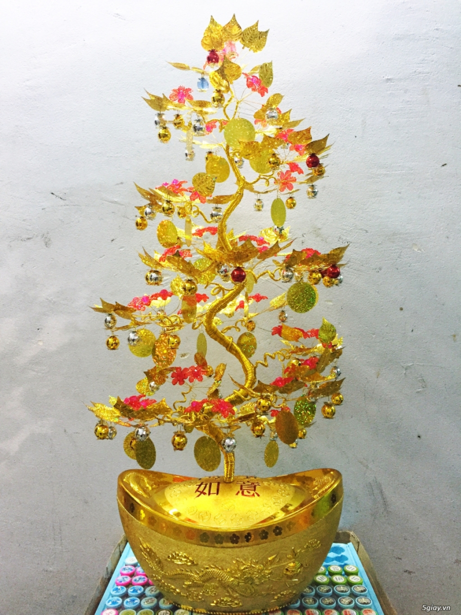 Bạn không nên mang cành vàng lá ngọc xin trên đền, chùa hay bất kỳ nơi nào về đặt trên bàn thờ gia tiên nhà mình. 