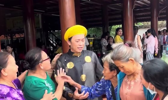  Hoài Linh cũng khá thân thiện, gần gũi với khán giả, pha trò dí dỏm và lễ phép với người lớn tuổi.