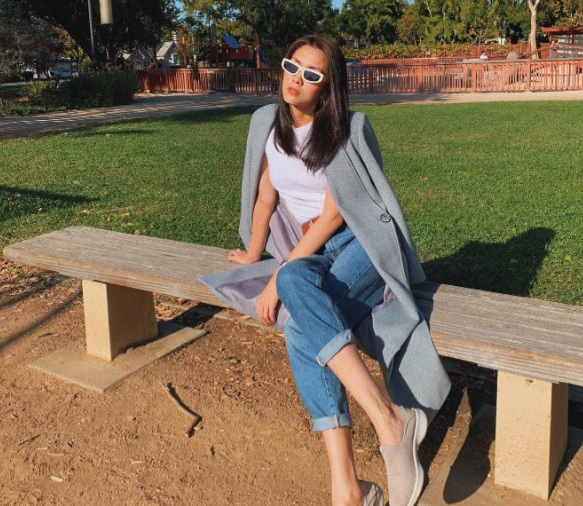 Công thức áo thun trắng và quần jeans xanh kết hợp với áo khoác dạ màu xám là lựa chọn an toàn nhưng không kém phần thời thượng. 