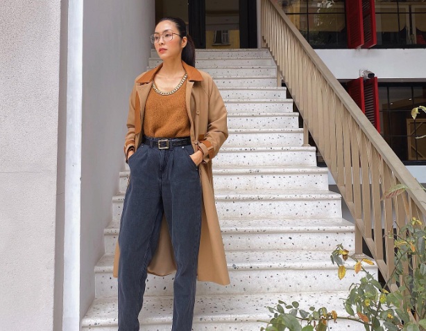 Cô phối áo len màu nâu với quần denim đen, cùng áo trench coat và boots họa tiết da động vật,
