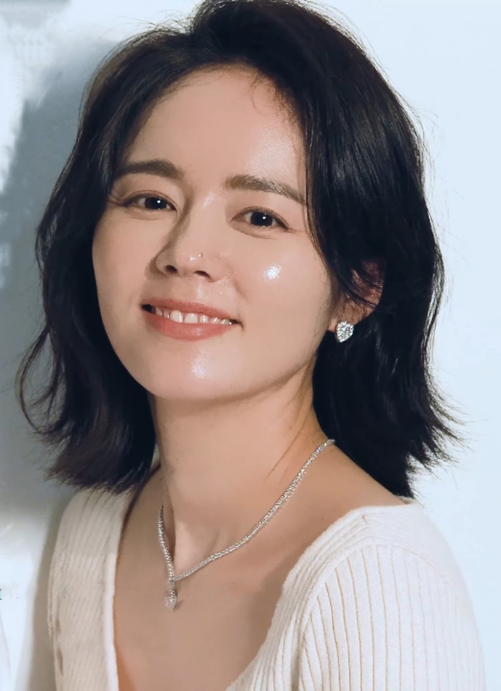 Việc uống nước ấm giúp Han Ga-in không chỉ giữ dáng mà còn duy trì Mừng SHBET phiên bản mới 2025 mềm mại, căng bóng dù đã ngoài 40 tuổi.    