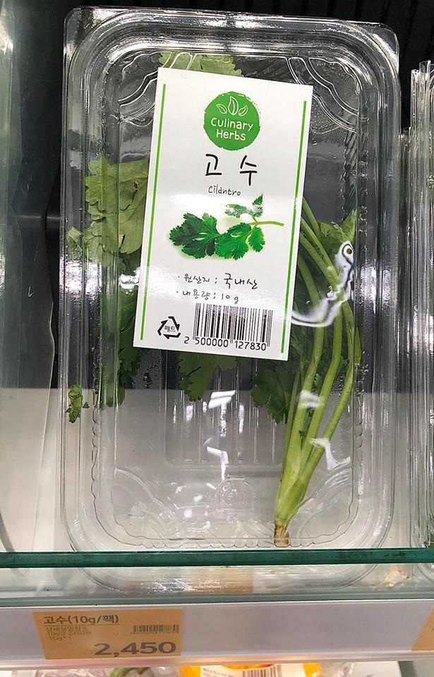 Một túi rau mùi nhỏ xíu ở siêu thị được bán với mức giá là 6.500 Won (tương đương với 140.000 đồng).    