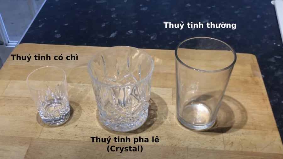 Có một số đặc điểm giúp bạn nhận biết thuỷ tinh có chứa chì hay không.