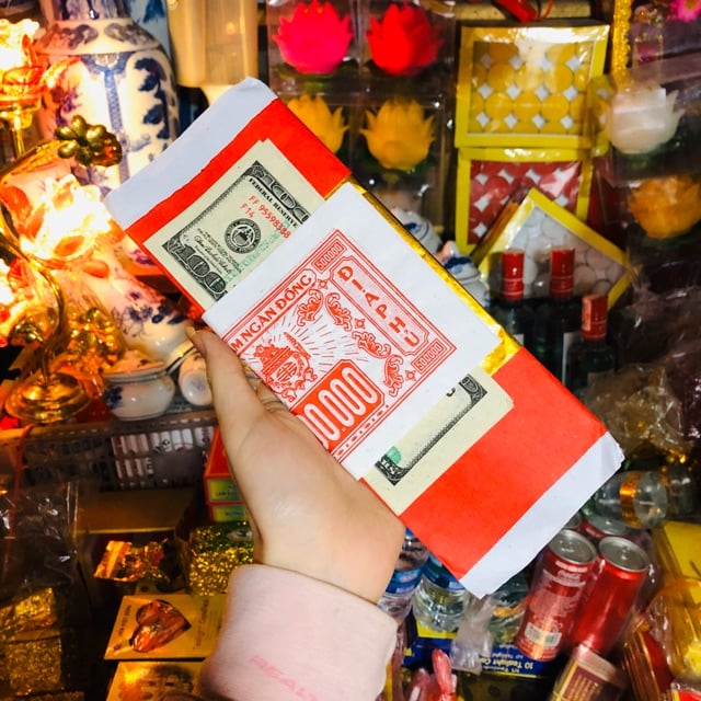 Nếu bàn thời trong nhà vẫn còn tiền vàng thì bạn nên mang đi hoá tro để cả tháng gặp may mắn.