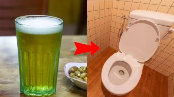 Bạn có thể đổ trực tiếp bia vào bồn cầu hoặc sàn nhà vệ sinh, sau đó để ngâm khoảng 30 phút.