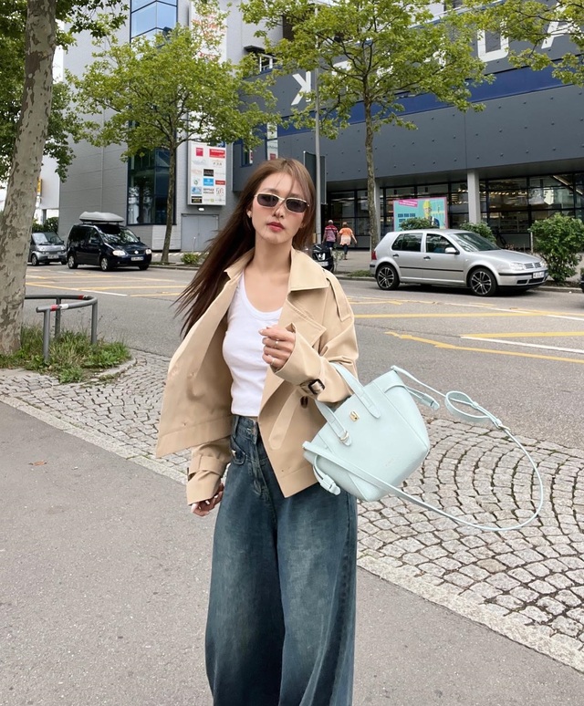 Khả Ngân kết hợp item này với áo thun trắng và quần jeans xanh, tạo nên một outfit trẻ trung, hiện đại.
