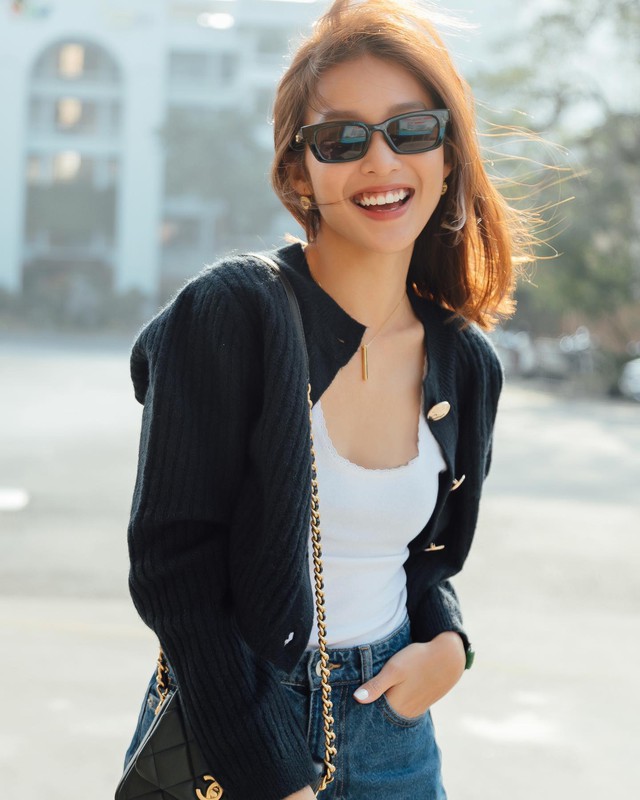 Đơn giản nhưng đầy phong cách, combo tank top trắng, quần jeans xanh và cardigan toát lên vẻ nữ tính, trẻ trung.