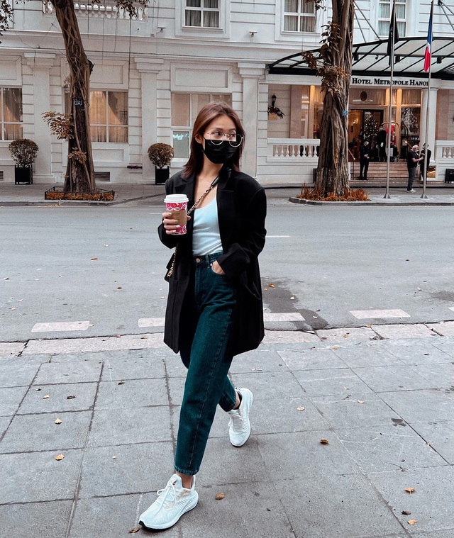 Sự kết hợp giữa áo trắng, quần jeans xanh và blazer đen là công thức không bao giờ lỗi thời.