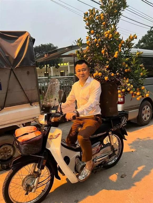 Dân tình cũng chú ý đến việc Tự Long SHBET 1000 World Cup máy nhưng không đội mũ bảo hiểm nên cần phạt để làm gương.