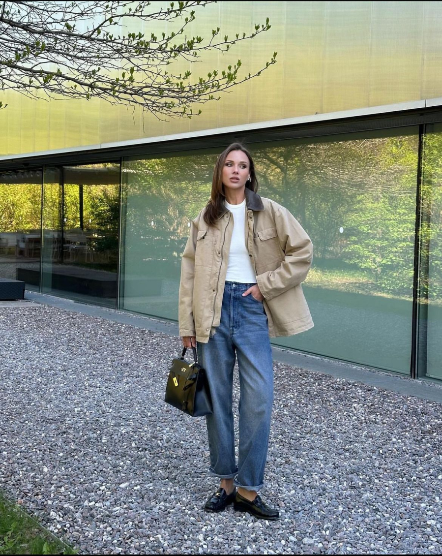 Phong cách phối đồ với áo khoác “Barn” kết hợp quần jeans hoặc quần chinos màu tối cùng giày lười là lựa chọn đơn giản nhưng vô cùng phong cách.