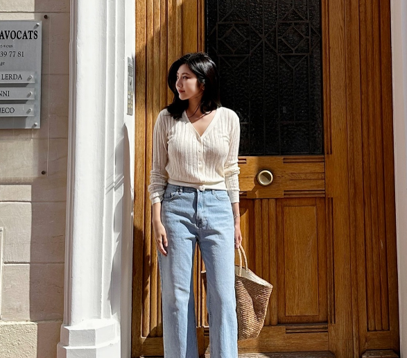 Vào những ngày đông ấm áp, áo len mỏng dài tay kết hợp với quần jeans xanh sẽ tạo nên một bộ Shbet999 com đăng nhập tươi trẻ và phóng khoáng. 
