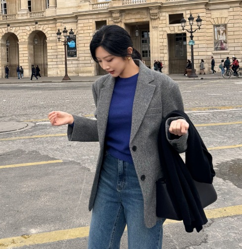 Một lựa chọn khác là áo len xanh navy, một item giúp tôn da và tạo vẻ ngoài sang trọng.