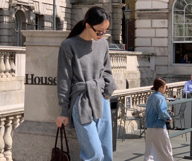 Nếu bạn ưa chuộng sự thanh lịch, áo len xám phối cùng quần jeans ống suông chính là lựa chọn lý tưởng. 