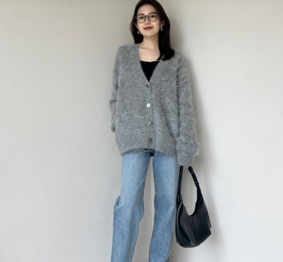 Áo cardigan cũng là một item quen thuộc trong mùa đông.