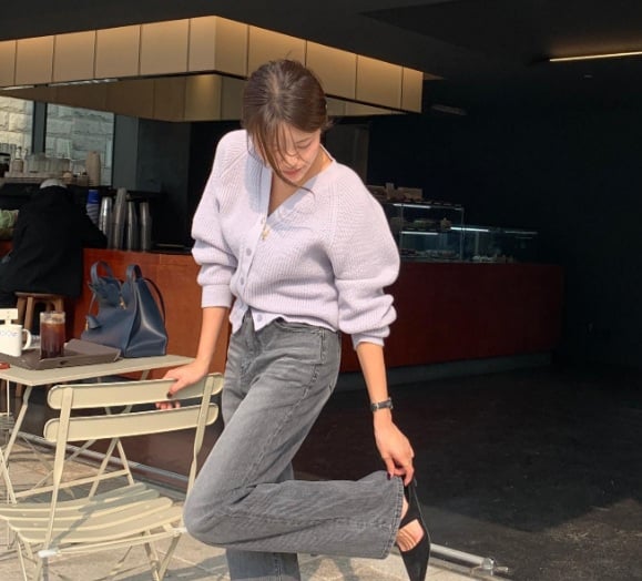 Ngoài quần jeans xanh, quần jeans xám cũng là lựa chọn đáng cân nhắc.