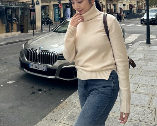 Kết hợp áo len trắng với quần jeans xanh, bạn sẽ có ngay một bộ Shbet999 com đăng nhập đơn giản nhưng không bao giờ lỗi mốt. 