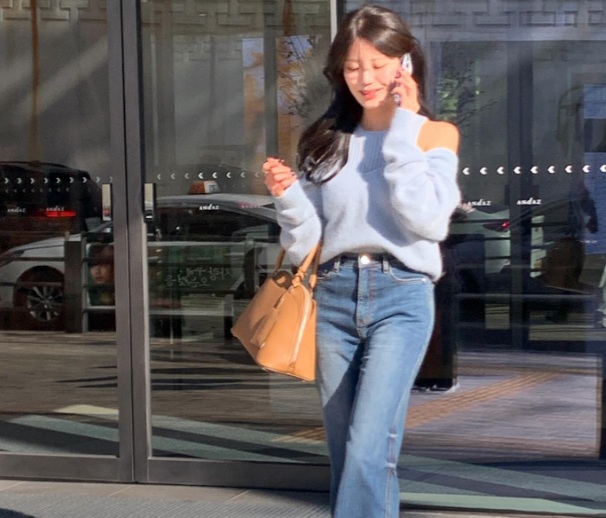 Nếu bạn muốn tạo sự khác biệt, hãy chọn áo len hở vai phối cùng quần jeans ống loe.